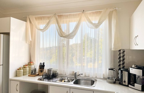 Kelmscott House | Bright & Beautiful Home on the Hills!