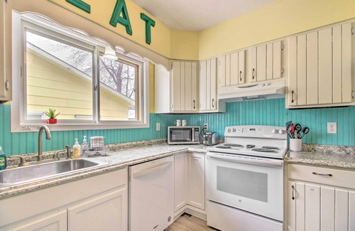 Crosby Cottage | Bright Crosby Home - Walk to Main St & Beach!