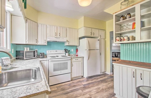 Crosby Cottage | Bright Crosby Home - Walk to Main St & Beach!