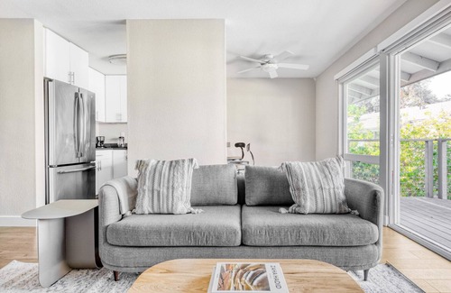 Foster City Apartment | Bright Foster City 2BR w/Gym, W/D & Pool, near Caltrain, by Blueground