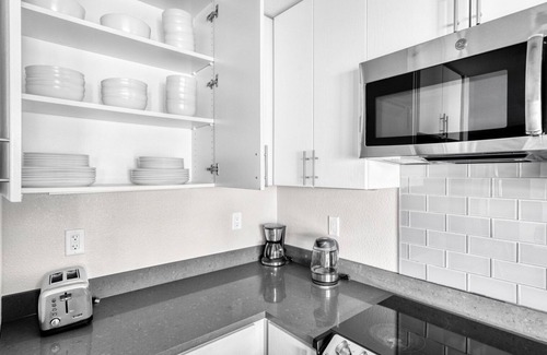 Foster City Apartment | Bright Foster City 2BR w/Gym, W/D & Pool, near Caltrain, by Blueground