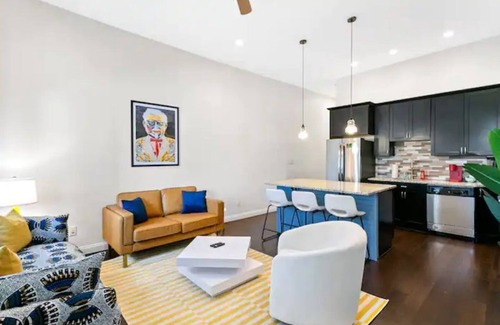 Shelby Park House | Bright, Fun, & Modern Cottage on a Hip and Walkable Block - Close to Everything!