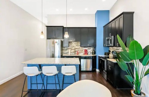 Shelby Park House | Bright, Fun, & Modern Cottage on a Hip and Walkable Block - Close to Everything!