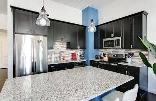 Shelby Park House | Bright, Fun, & Modern Cottage on a Hip and Walkable Block - Close to Everything!