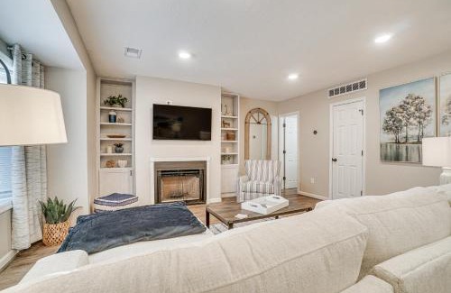 Helen Apartment | Bright Helen Cottage Walk to Town!