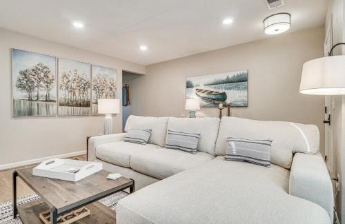 Helen Apartment | Bright Helen Cottage Walk to Town!