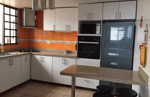 Modelia House | Bright House Rooms 10 mins from the Airport