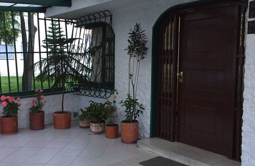 Modelia House | Bright House Rooms 10 mins from the Airport