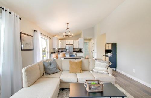 Little Chute Apartment | Bright Little Chute Condo with Deck and Yard!