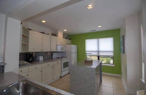 Saint Helena Island Condo | Bright Ocean View Condo Steps From Dining, Golf, Pool, & Beach