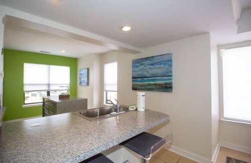 Saint Helena Island Condo | Bright Ocean View Condo Steps From Dining, Golf, Pool, & Beach