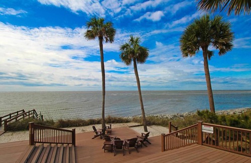 Saint Helena Island Condo | Bright Ocean View Condo Steps From Dining, Golf, Pool, & Beach