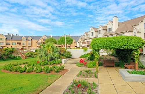 Saint Helena Island Condo | Bright Ocean View Condo Steps From Dining, Golf, Pool, & Beach