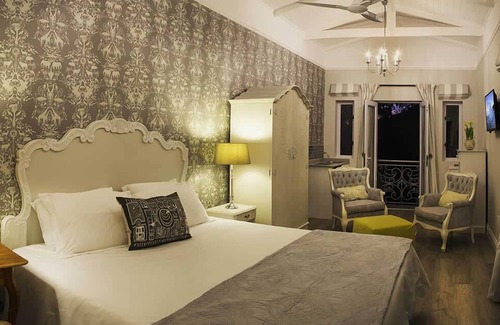 Summerstrand House | Bright on 5th Guest House