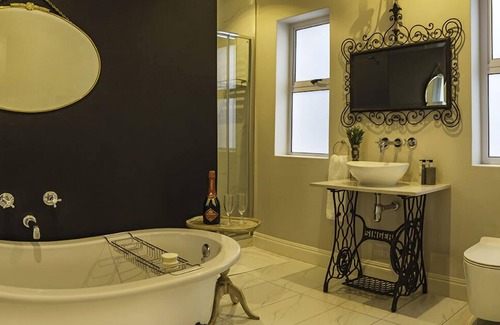 Summerstrand House | Bright on 5th Guest House