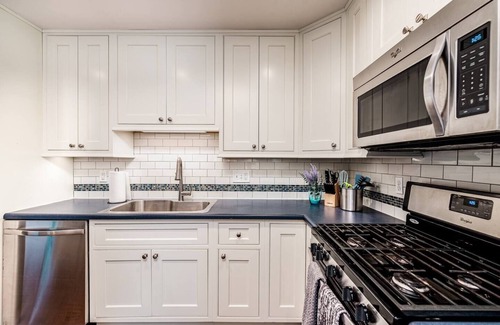 Clayton-Tamm House | Bright & open | family & pets | fenced yard, deck