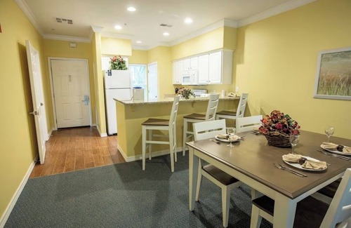 Branson Hotel | Bright Retreat Close to Branson Strip – Kitchen, Balcony & Laundry | 4 Units