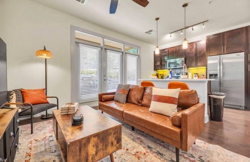 Fashion Square Apartment | Bright & Rustic Space Next To Fashion Square! Pool