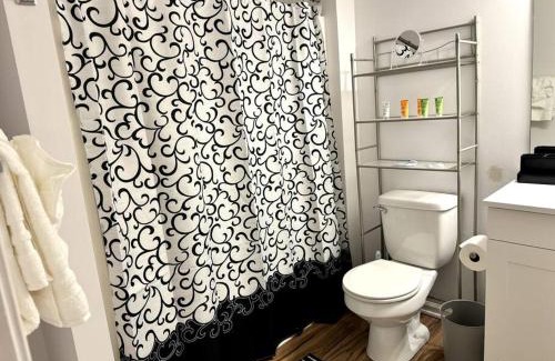 Winder Villa | Bright Spacious Renovated Home Master on Main