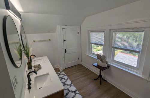 Livingston Park Apartment | Bright Studio Stay Downtown