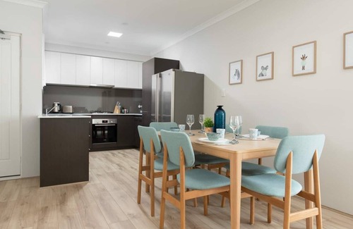 Attadale Apartment | Bright Trendy 3BR Apt - Walk to River & Shops