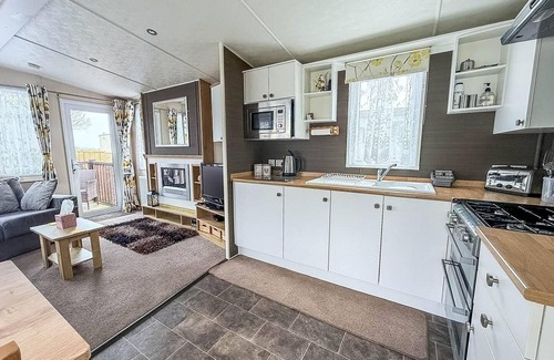 Corton House | Brilliant caravan with a partial sea view in Suffolk ref 32026AZ