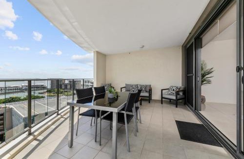 Darwin City Centre Apartment | Brilliant Harbour Views and Lap Pool & walk to shops