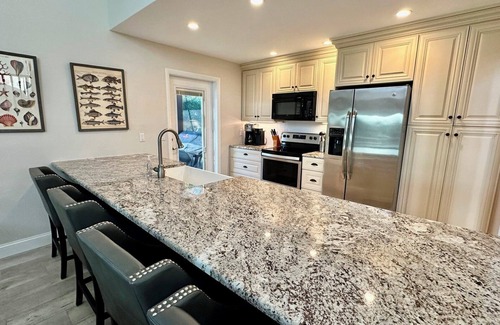 Del Sega Condo | Bring Your Boat! Enjoy waterfront living in this S