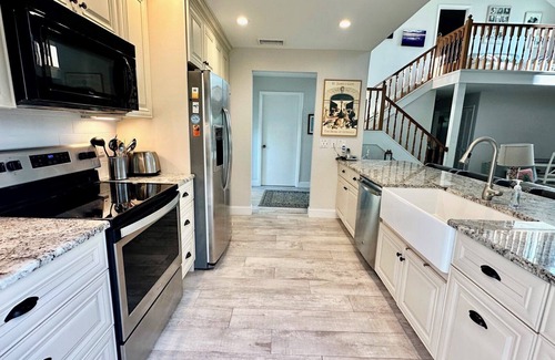 Del Sega Condo | Bring Your Boat! Enjoy waterfront living in this S