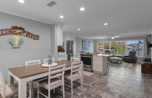 Springs at Kings Bay Condo | Bring your own boat l Waterfront with dock l Sleeps 9