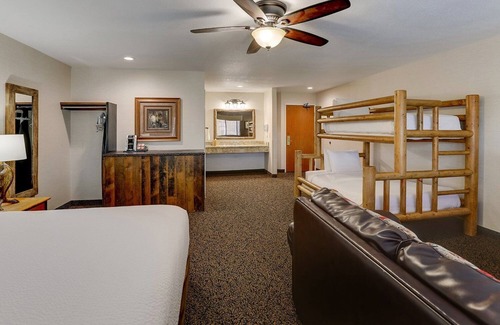 Peoria Hotel | Bringing the Pack? Expanded King Bunk Bed Suite in Stoney Creek Peoria