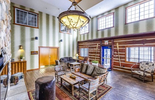 Peoria Hotel | Bringing the Pack? Expanded King Bunk Bed Suite in Stoney Creek Peoria