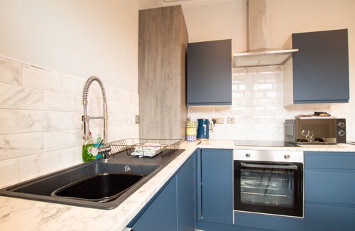 Wallasey Cottage | Britannia Apartment - a house that sleeps 6 guests in 2 bedrooms