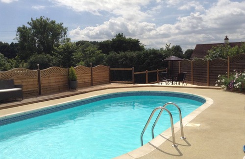 Rockbeare Cottage | BROADCLYST COTTAGE, pet friendly, with pool in Ottery St Mary