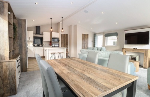 Hopton Cottage | BROADLAND SANDS LODGE, family friendly, with pool in Corton