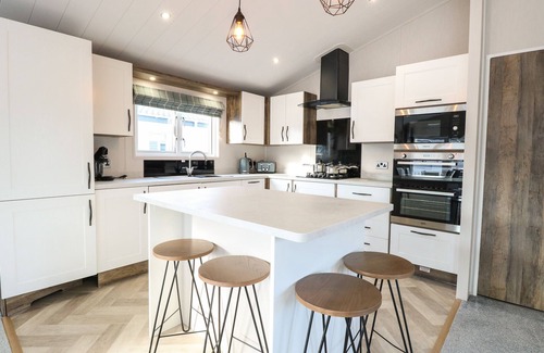 Hopton Cottage | BROADLAND SANDS LODGE, family friendly, with pool in Corton