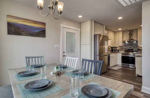 Kodak House | Broadview, River, Golf Course, Games, free Attraction Tickets, WIFI!