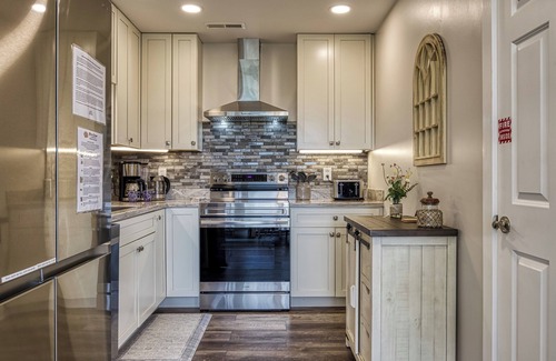 Kodak House | Broadview, River, Golf Course, Games, free Attraction Tickets, WIFI!