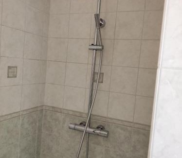 Guer House | Brocéliande calme breton, spa, wifi, amazon-disney tv, 4 lits, Freebox revolution,draps, café, thé