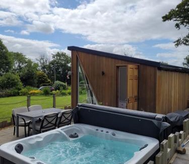 Brondini Apartment | Brondini View Cabin (Private Garden and Hot Tub)