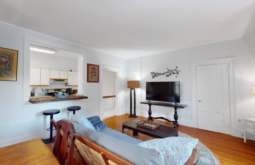 Emerson Gardens Apartment | Brookline Village, Public Transport, Longwood Med