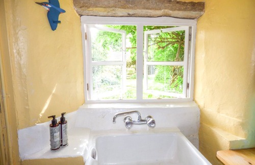 Fourstones Near Bentham Cottage | BROOKSIDE, pet friendly, character holiday cottage in Clapham