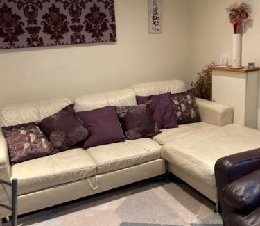 Hoddesdon Apartment | Broxbourne Two-Bedroom Apartment Close To Amenities