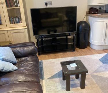 Hoddesdon Apartment | Broxbourne Two-Bedroom Apartment Close To Amenities