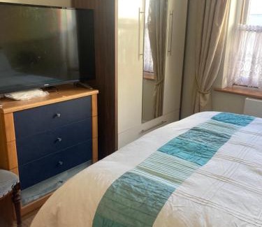 Hoddesdon Apartment | Broxbourne Two-Bedroom Apartment Close To Amenities