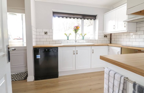 Llangynog Cottage | BRYN TEG, pet friendly, with hot tub in Llangynog