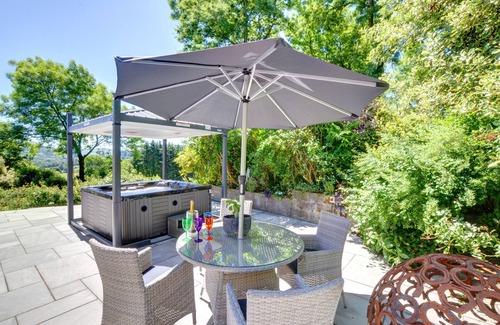 Llangurig House | Bryncylla - Three Bedroom House, Sleeps 9