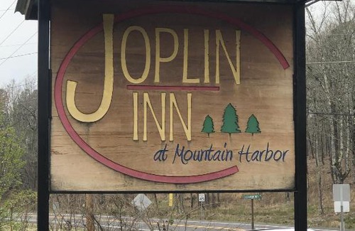 Mount Ida Hotel | Budget friendly queen studio with full kitchen, two queen beds and sleeper sofa Hotel Room