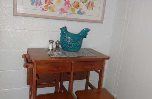 Mount Ida Hotel | Budget friendly queen studio with full kitchen, two queen beds and sleeper sofa Hotel Room