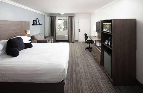 Temecula Hotel | Budget-Friendly Stay in Signature Temecula! Onsite Pool, Near Old Town Temecula